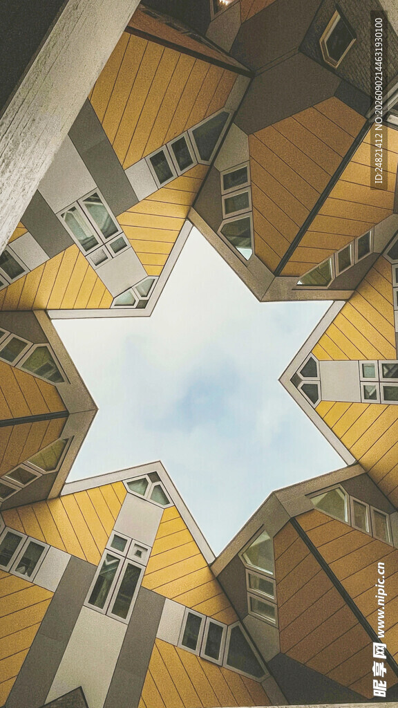 仰望星形建筑天空