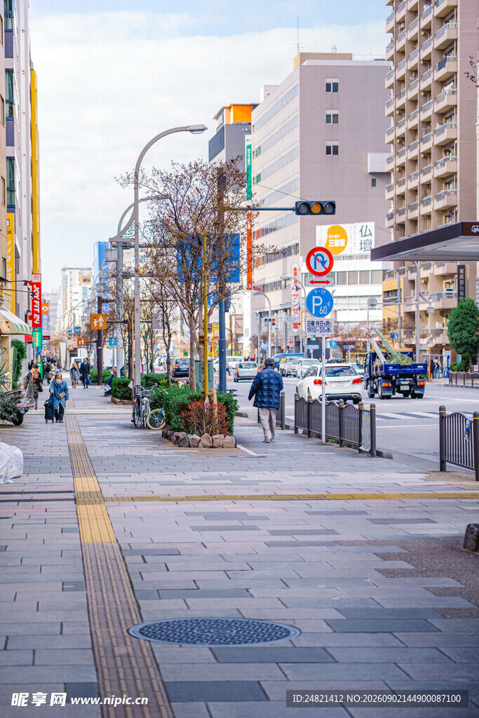 城市街道清晨景象