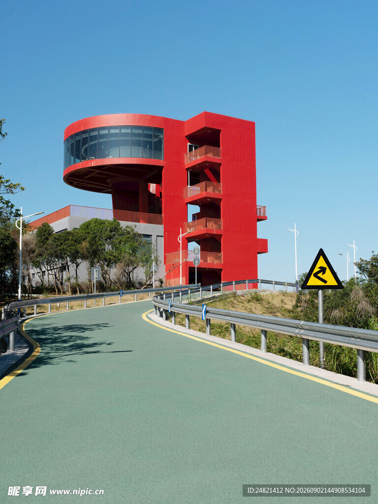 红色螺旋建筑景观