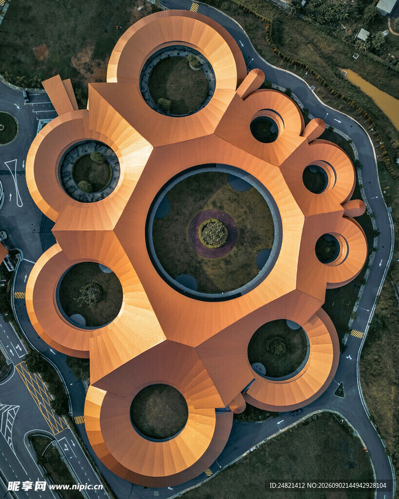 独特造型的橙色建筑景观