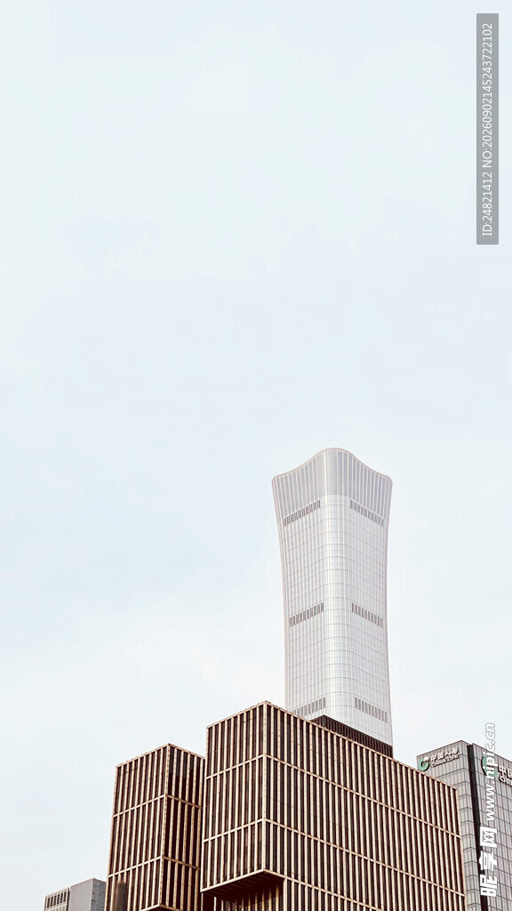 城市中高耸的现代建筑