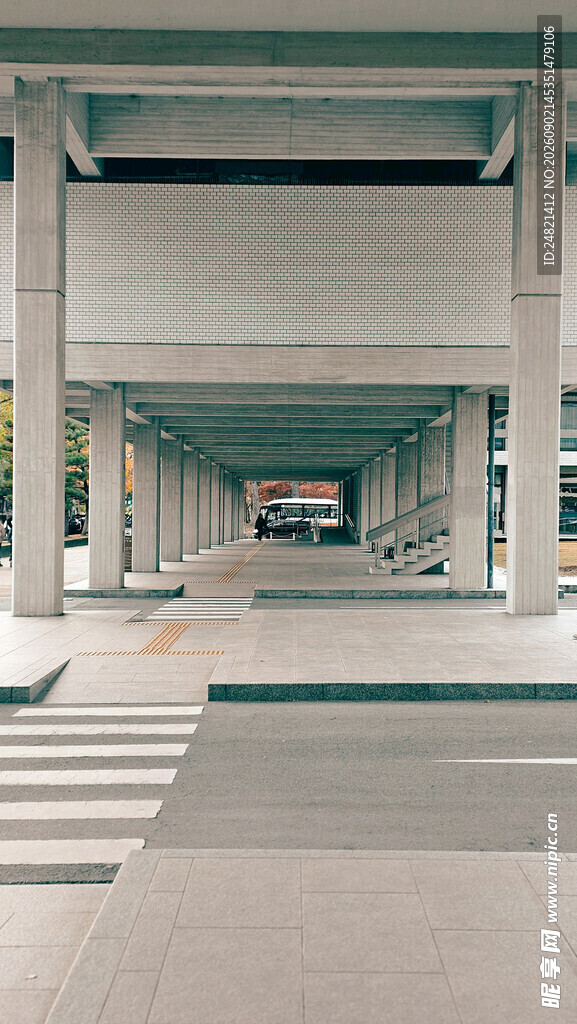现代建筑内的空旷通道