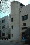 街边独特造型的多层建筑