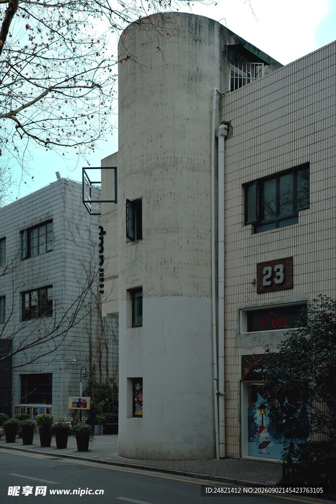 街边独特造型的多层建筑