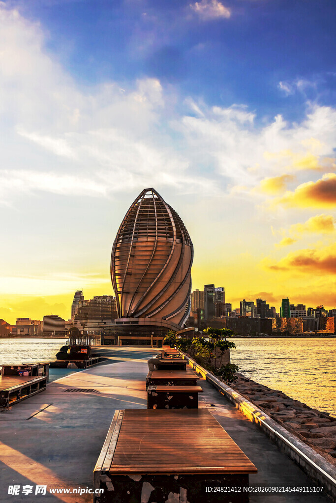 海滨独特建筑的黄昏美景