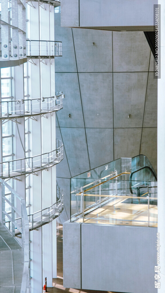 现代玻璃建筑内部景观