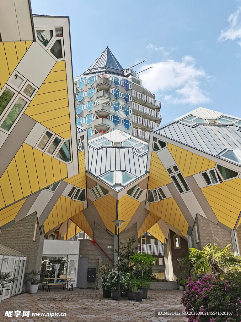 独特几何造型的黄色建筑