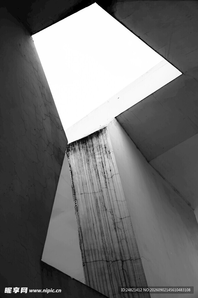 光影下的几何建筑结构