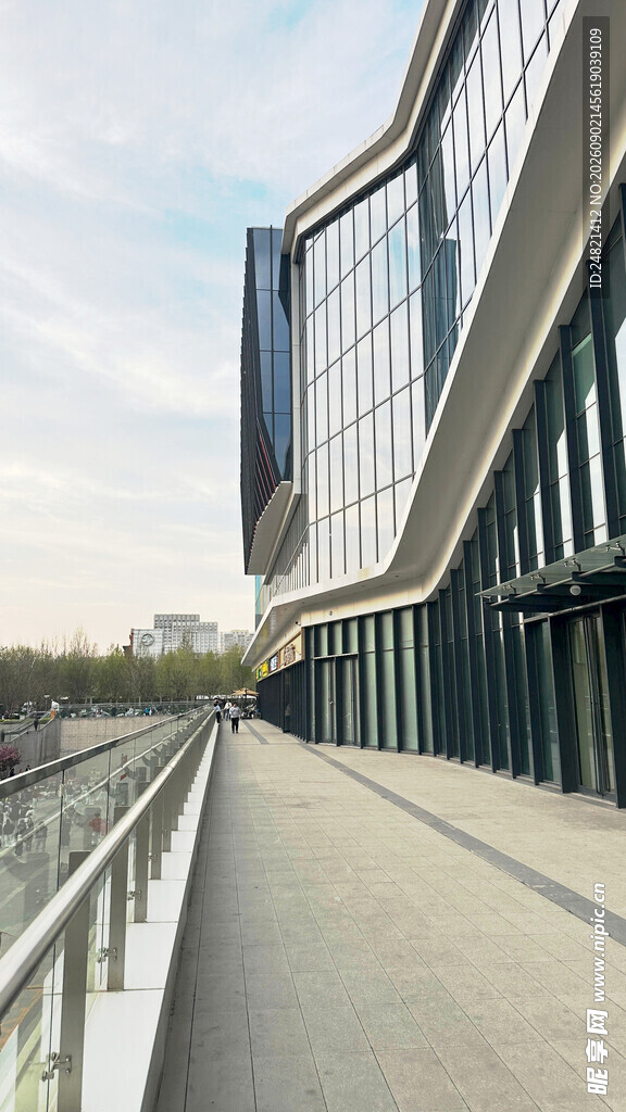 现代建筑旁的行人步道