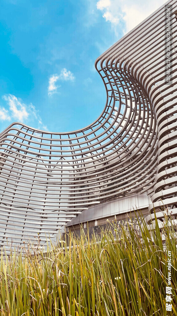现代建筑与草地蓝天景观