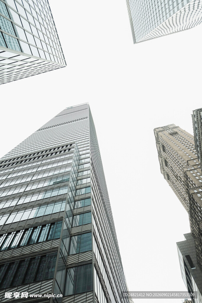 仰视都市摩天大楼景观