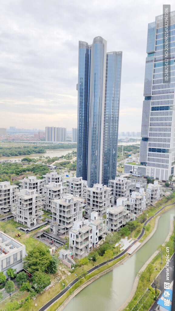 河畔高楼林立的城市景观
