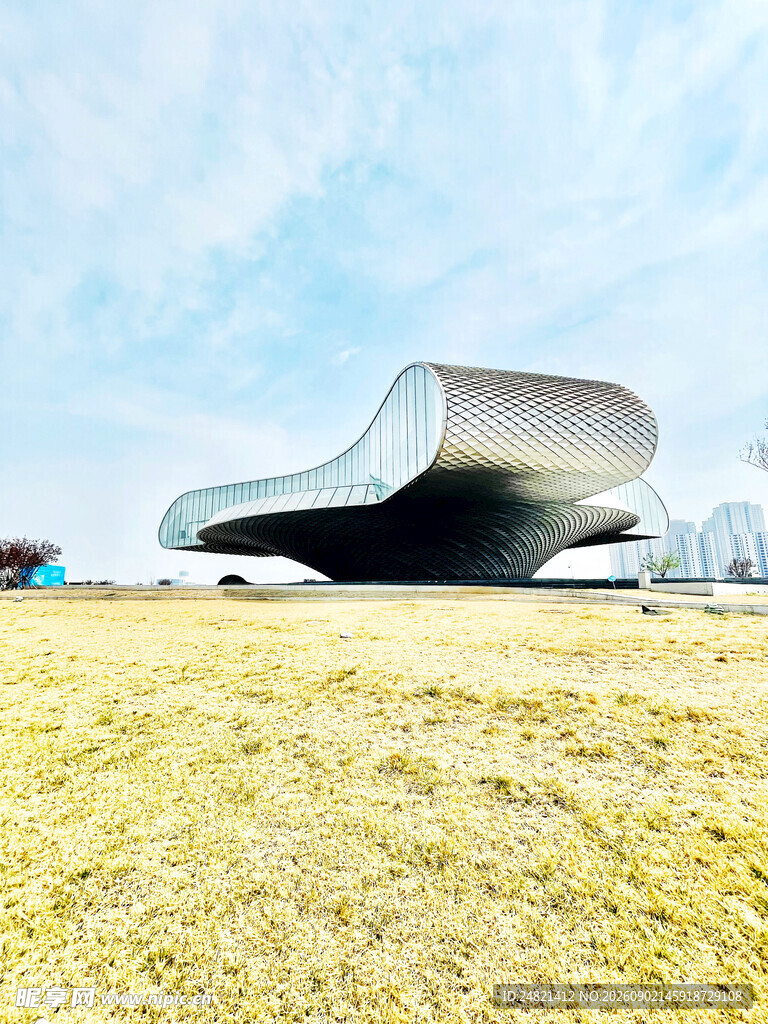 现代风格建筑屹立于草地