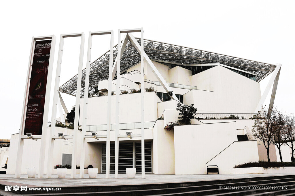 现代风格白色建筑外观