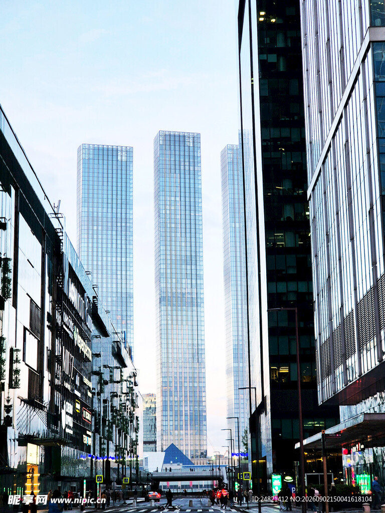 城市街道与远处摩天大楼