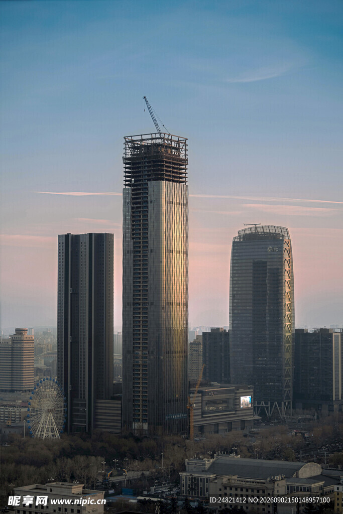 城市天际线中的在建高楼