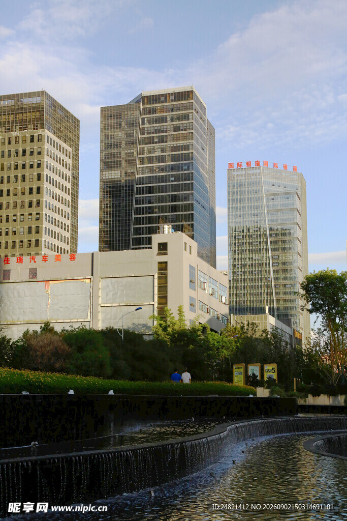城市河畔的现代高楼景观