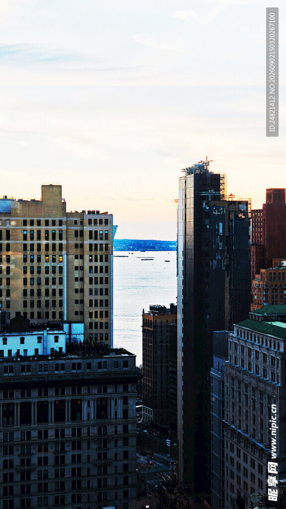 城市天际线与远处水域景观