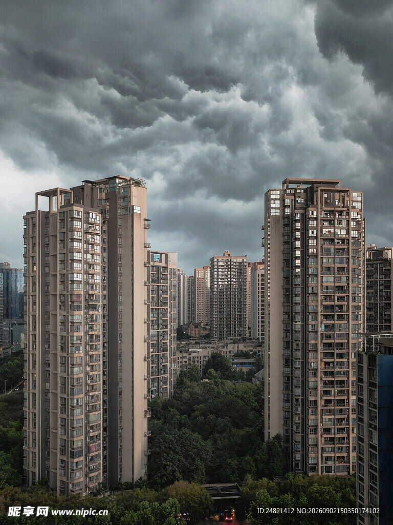 阴云下的城市高楼景观