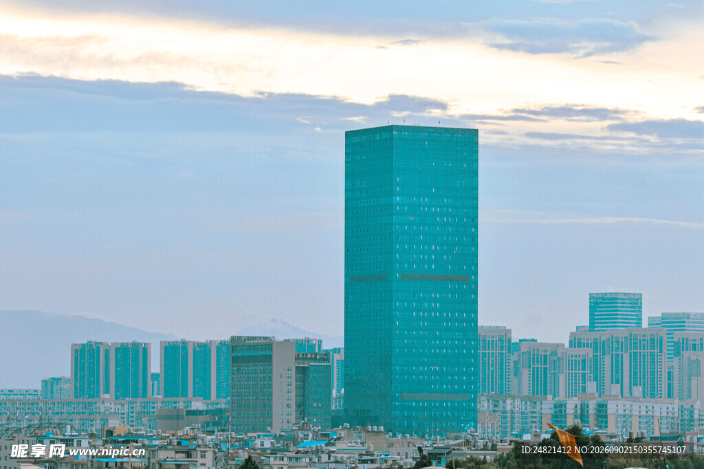 城市天际线中的高耸绿建筑