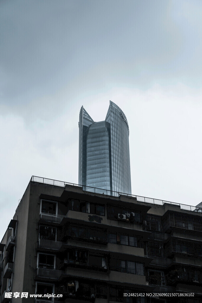新旧建筑对比的城市景观