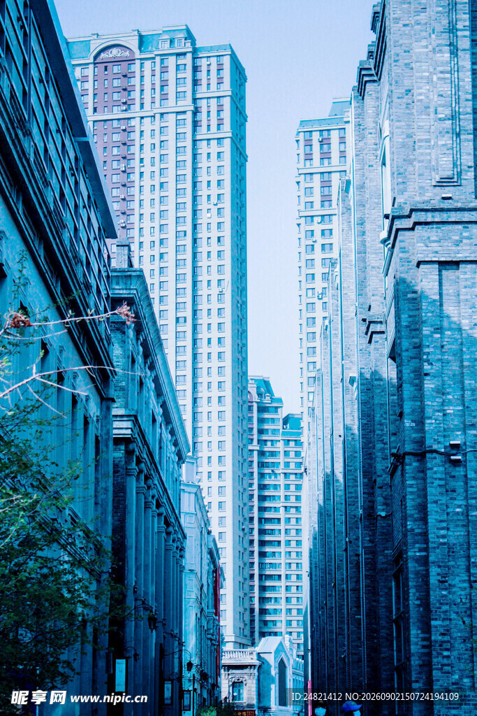 都市高楼林立的街道景观