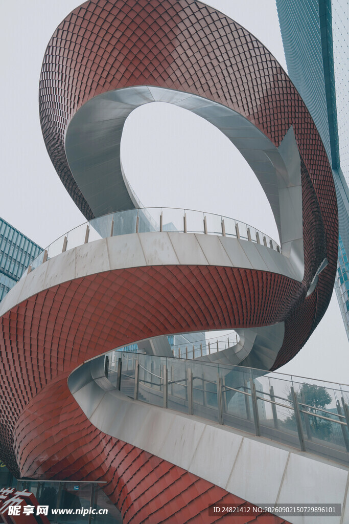 红色螺旋状户外艺术建筑
