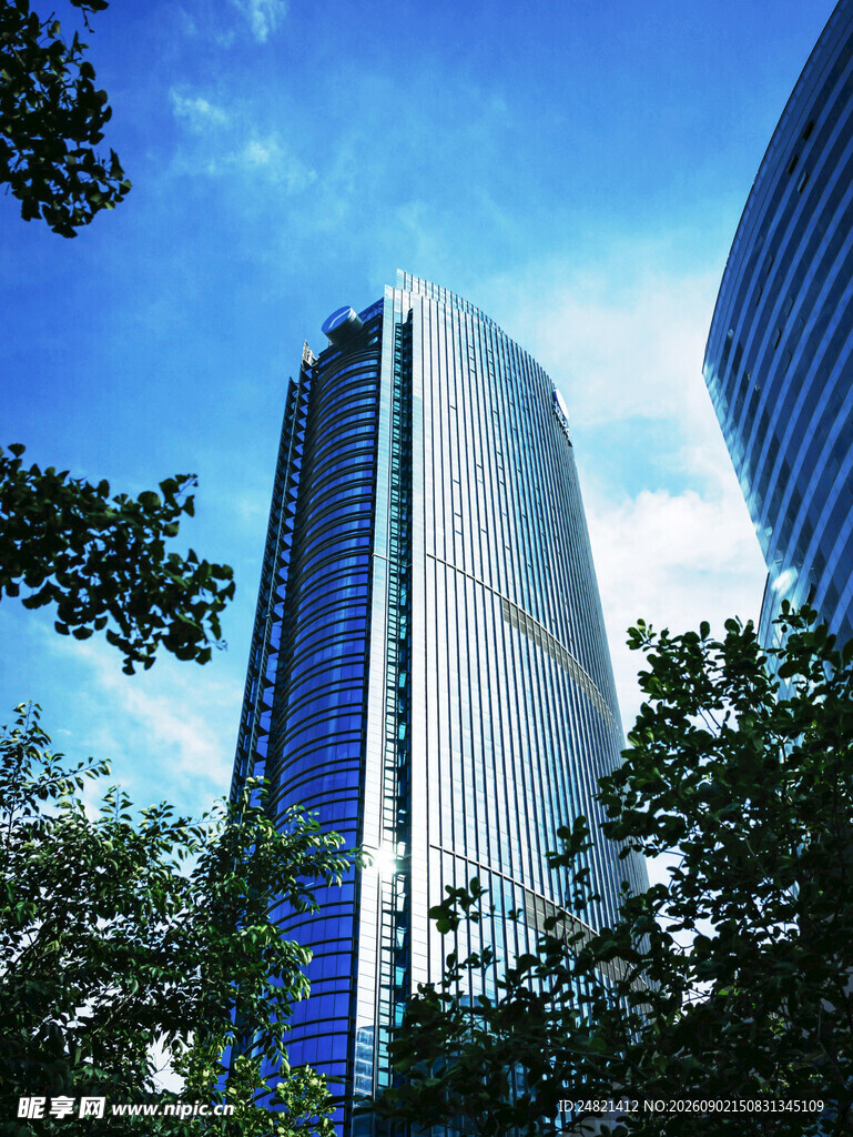 城市中高耸的现代化摩天楼