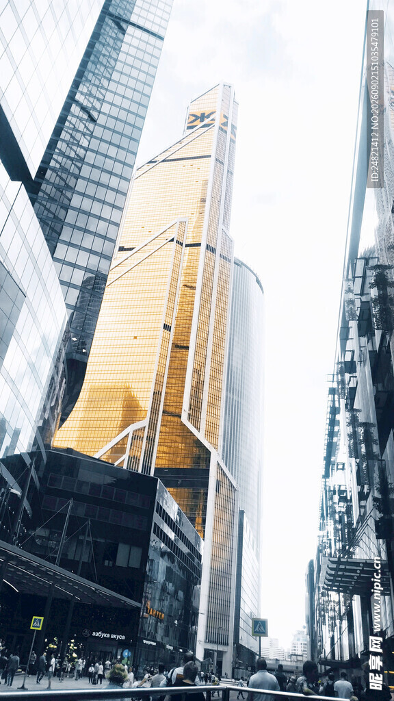 都市繁华街景中的摩天大楼