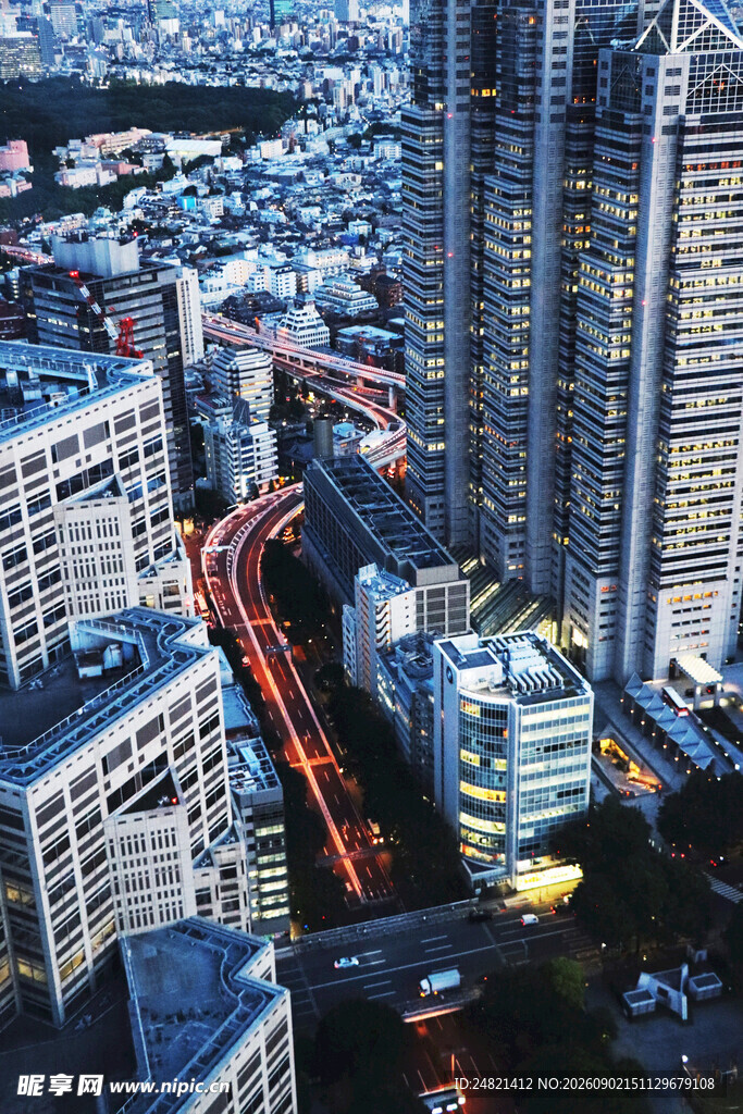 城市夜景车流高楼俯瞰图