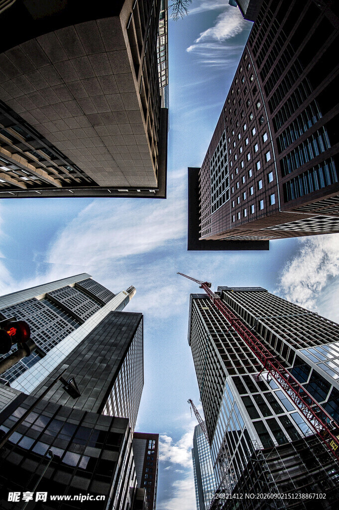 仰视都市摩天大楼景观