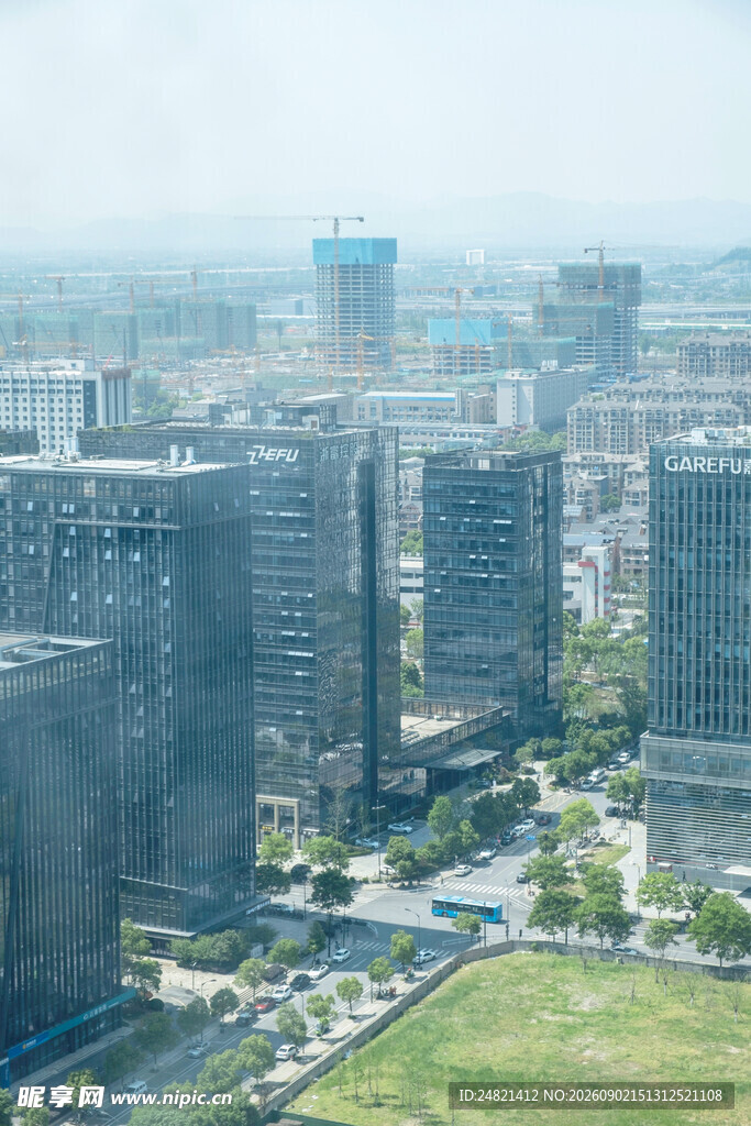 都市高楼与绿地景观