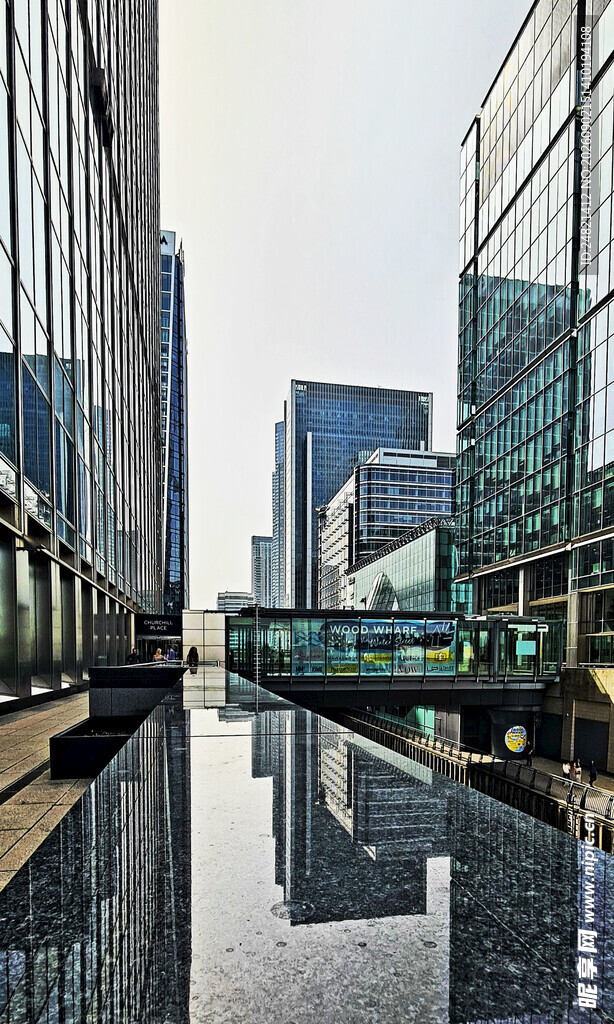 城市高楼与水面倒影景观