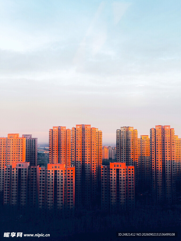 夕阳下的城市高楼景观