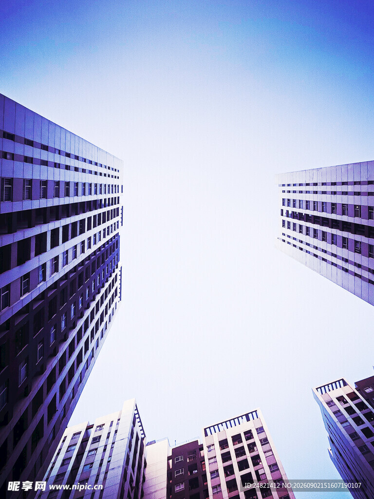 仰视城市摩天大楼景观