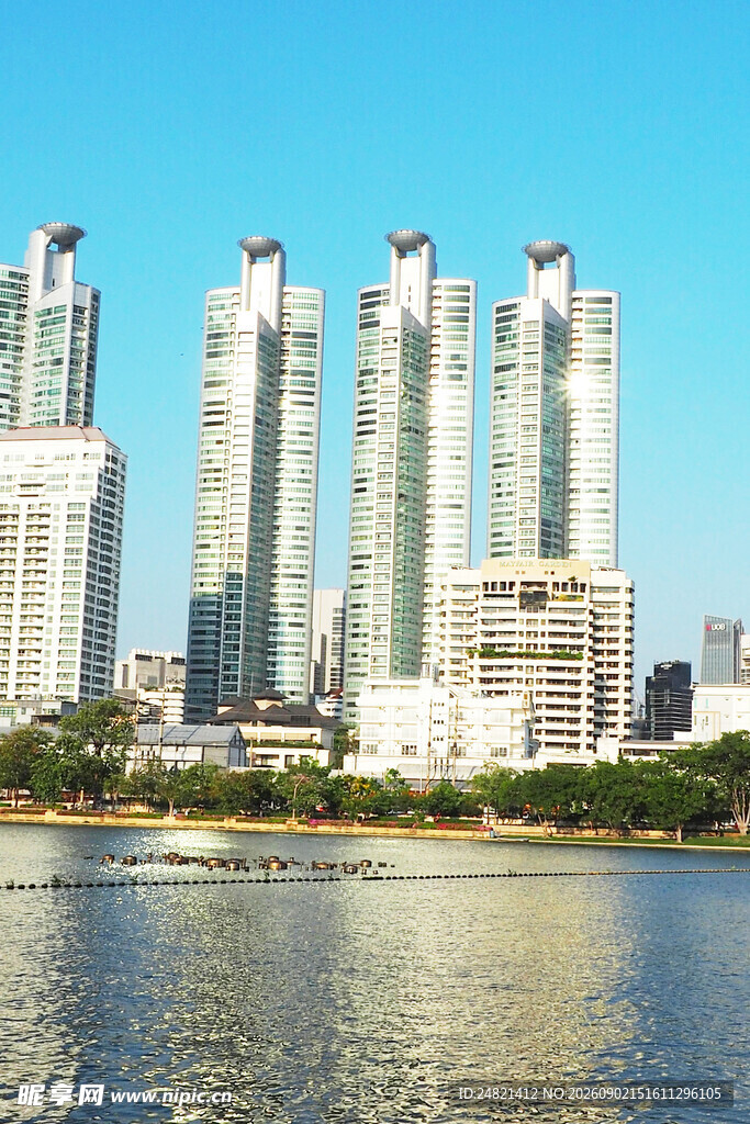 湖畔高楼林立的城市景观