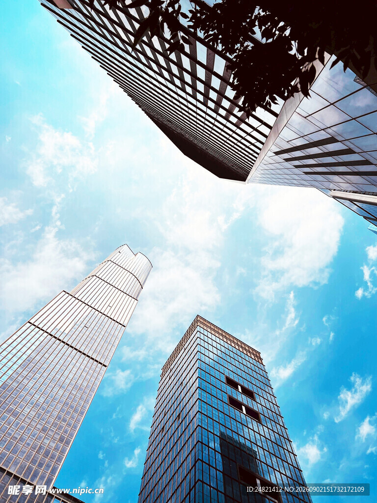 仰望都市摩天大楼