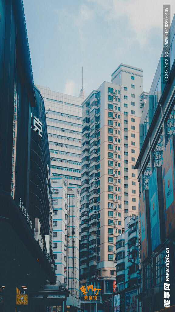 都市高楼林立的街道景象