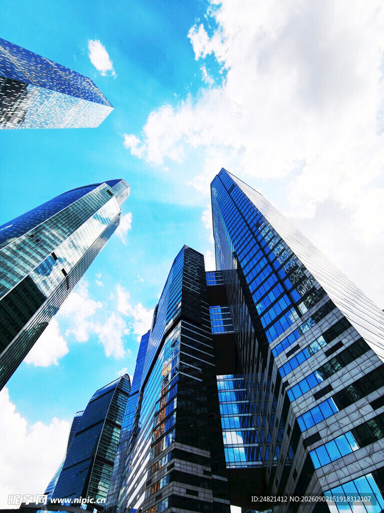 仰望都市摩天大楼