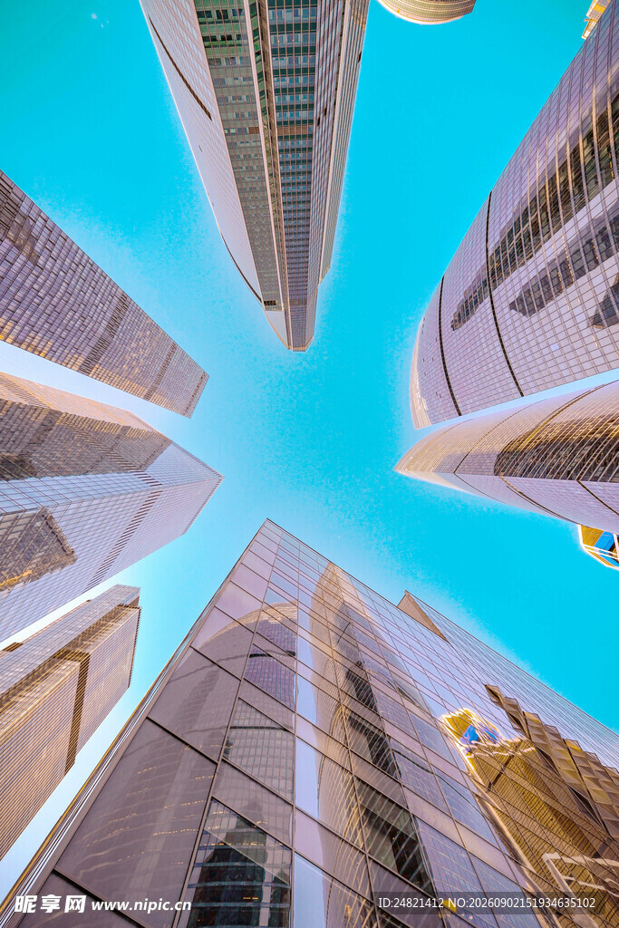仰视都市摩天大楼景观
