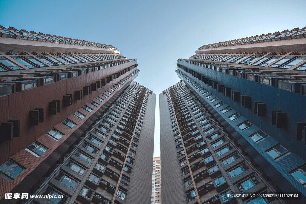 仰视高楼林立的城市景观
