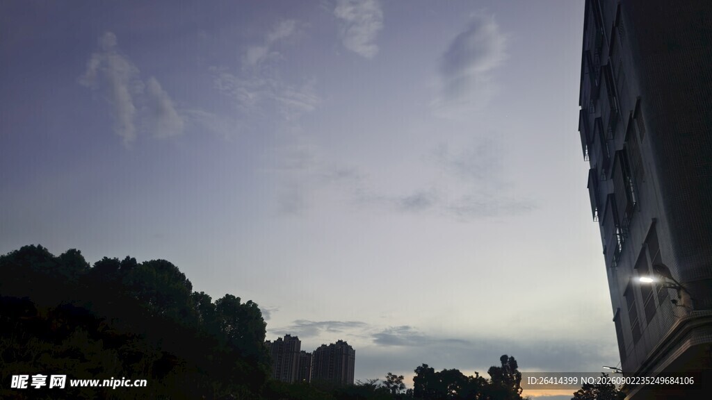 黄昏时分的建筑与山林景色