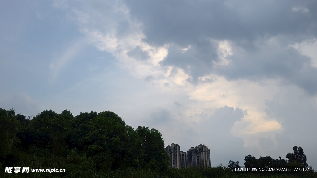 云遮绿树间的城市景致