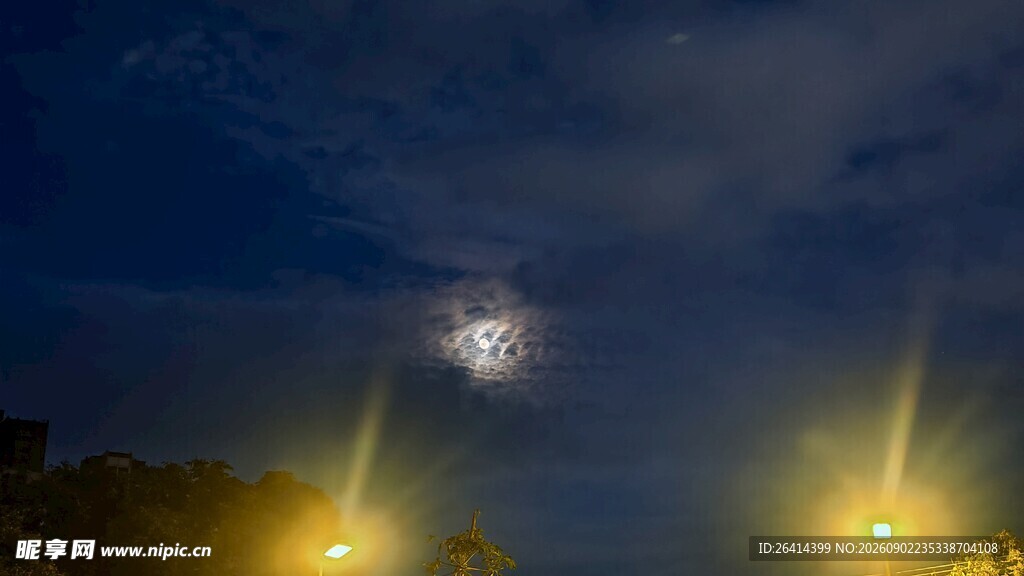夜空下的明亮灯光与月亮