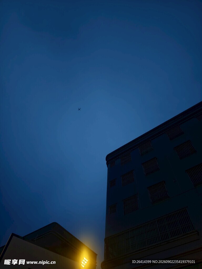 夜幕下的楼与微光