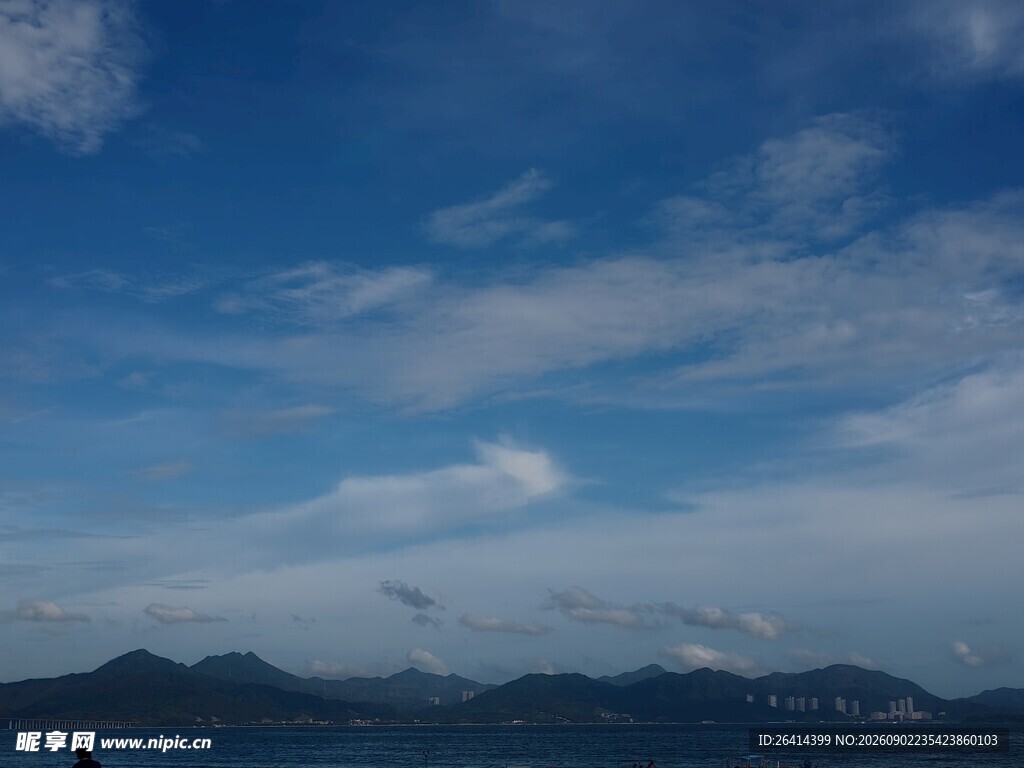 蓝天云海下的远山景色