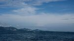 广阔海面与远处山峦