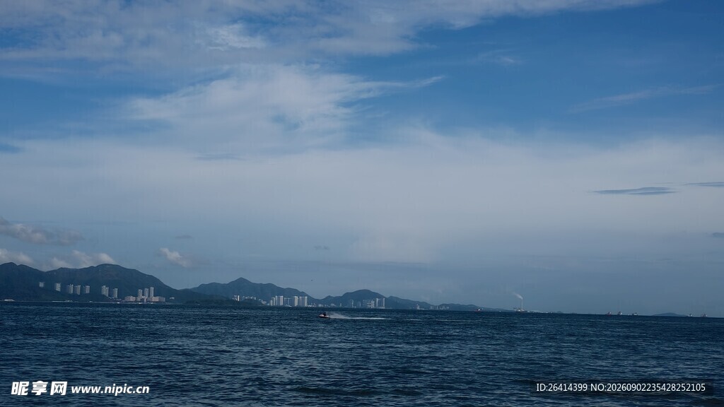 广阔海面与远处山峦
