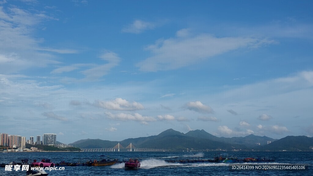 海滨风光海浪与远山相映