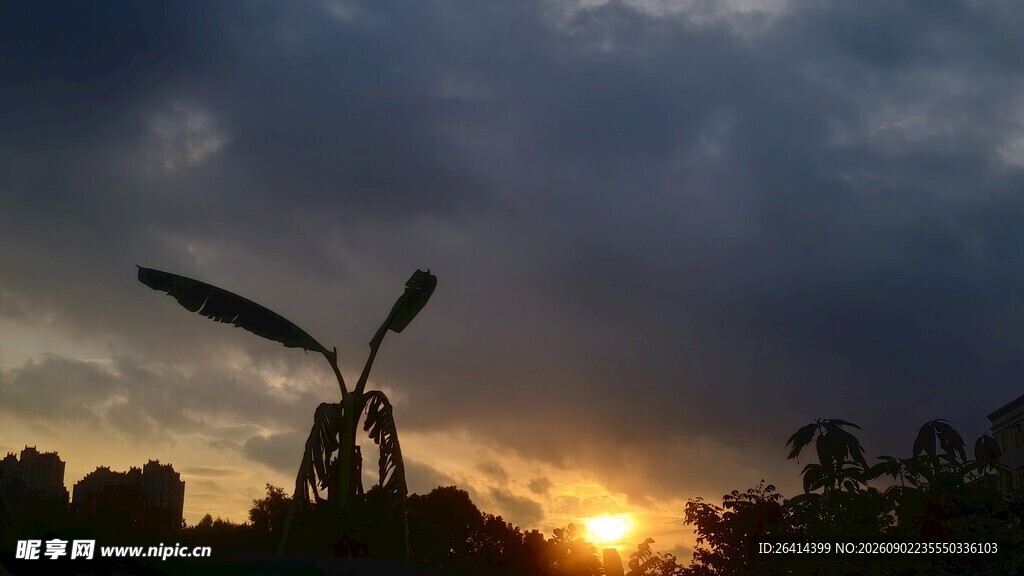 夕阳下的风车剪影